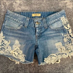 Low rise GUESS short with embroideries